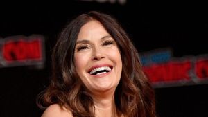 Potret Cantik Aktris Teri Hatcher yang Makin Bugar di Usia 55