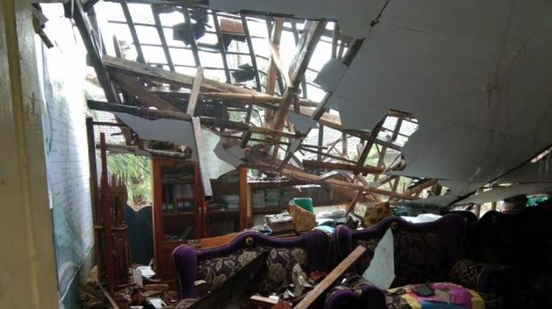 Diterjang Hujan Deras, Bangunan MTs di Sukabumi Ambruk