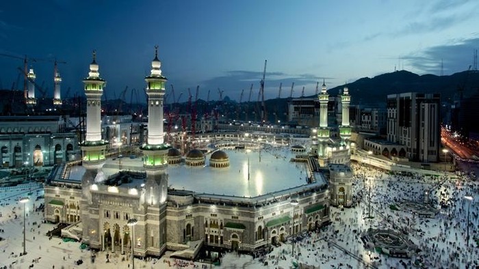 Beautiful sunrise from the city of makkah