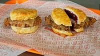 Burger dengan isian ayam goreng crispy ini sangat menggugah selera, padahal dalamnya adalah kue red velvet. Foto: Instagram @sideserfcakes