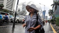 Diketahui, Badan Meteorologi, Klimatologi, dan Geofisika (BMKG) memprediksi seluruh wilayah DKI Jakarta, kecuali Kepulauan Seribu, akan diguyur hujan dengan intensitas ringan pada siang hingga malam hari ini, Kamis (12/12/2019).