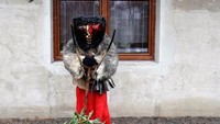 Ia tetap mempertahankan kostum asli Polanka dan mengkritik generasi muda yang telah terpengaruh topeng Krampus (Reuters).