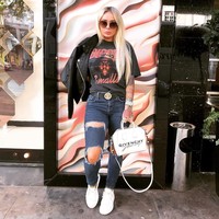 Selain mobil Lamborghini, wanita berusia 31 tahun ini berbagi kehidupan mewahnya di antaranya barang-barang branded dan juga mobil Range Rover. Foto: Instagram