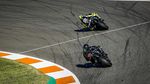 Momen Rossi dan Hamilton Bertukar Motor MotoGP dan Mobil F1