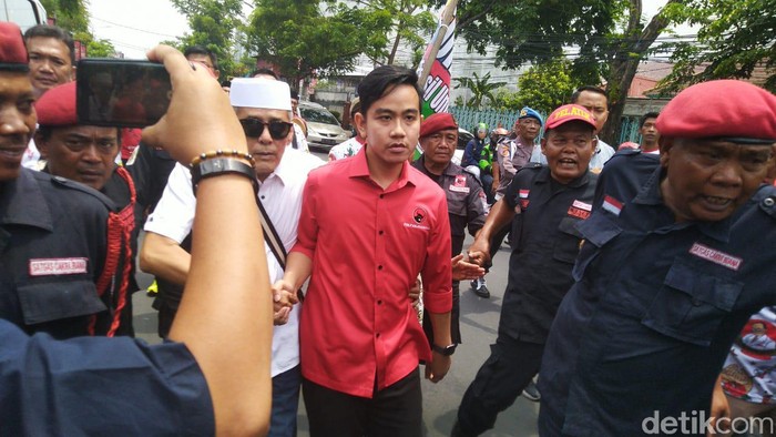 Gibran Rakabuming Raka tiba di kantor PDIP Jateng, Semarang, Kamis (12/12/2019).