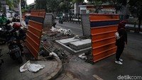 Trotoar ini kembali dibongkar padahal baru selesai dibangun. 