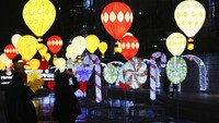 Lampu-lampu indah dan romantis ini bisa dinikmati mulai besok, Jumat 13 Desember hingga 1 Januari 2020.