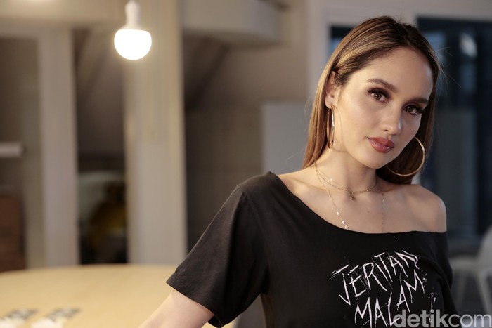 Cinta Laura Kiehl saat berkunjung ke kantor detikcom.