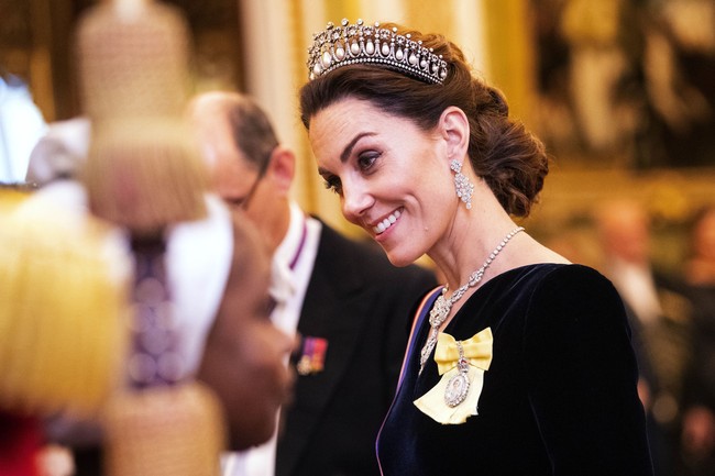 Bukan tiara biasa lantaran tiara yang dikenal dengan nama Tiara Cambridge Lovers Knot itu hadir dengan 19 lengkungan yang terbuat dari berlian. Tampak di setiap lengkungan dihiasi mutiara yang bergelantungan. (Foto: Getty Images)