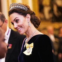 Bukan tiara biasa lantaran tiara yang dikenal dengan nama Tiara Cambridge Lovers Knot itu hadir dengan 19 lengkungan yang terbuat dari berlian. Tampak di setiap lengkungan dihiasi mutiara yang bergelantungan. (Foto: Getty Images)
