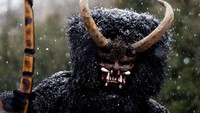 Kostum ini dulunya digunakan orang-orang daerah pegunungan untuk melawan setan-setan musim dingin (Reuters).