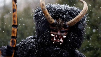 Tradisi Sambut Natal yang Unik: Orang Bertopeng Iblis