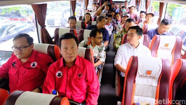 Gaya Gibran Naik Bus Bersama Relawan: Ngobrol Santai dan Makan Snack
