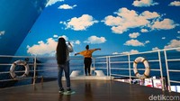 Pengunjung juga bisa berfoto ala pemeran film Titanic di atas kapal.