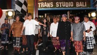 Chairul Tanjung didampingi Anita Tanjung, Staf Khusus Kepresidenan Putri Tanjung, Wakil Gubernur Bali Tjokorda Oka Artha Ardana Sukawati, dan Walikota Denpasar Ida Bagus Rai Dharmawijaya Mantra meninjau wahana Trans Studio Bali.
