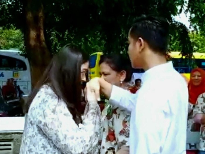 So Sweet Mesranya Selvi Cium Tangan Gibran Saat Mau Daftar Pilkada