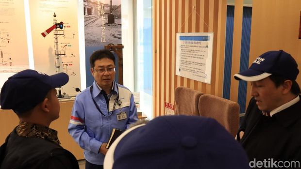 Deputi Eksekutif Chief GM Kuki PLant Nippon Signal, Mikuni Hiroyuki (Randy/detikcom)