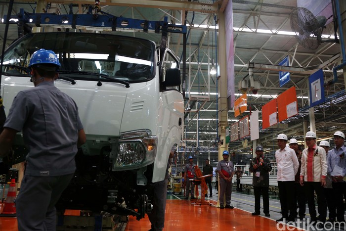 Presiden Joko Widodo meresmikan ekspor perdana Isuzu Traga. Peresmian ini dilakukan di pabrik Isuzu Karawang Plant, Jawa Barat, Kamis (12/12/2019).