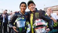 Momen bertukar tunggangan itu pun tak hanya menjadi pengalaman yang berkesan bagi Rossi maupun Hamilton, momen itu juga menjadi momen menarik bagi para penggemar kedua pebalap tersebut. Istimewa/Dok. Monster Yamaha MotoGP.