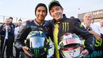 Momen Rossi dan Hamilton Bertukar Motor MotoGP dan Mobil F1