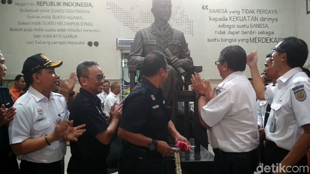 Dirut PT KAI Edi Sukmoro saat di Stasiun Blitar/