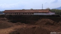 Sebelumnya, bangunan SDN Cijolang di Kecamatan Tanjungsari, Kabupaten Sumedang, Jawa Barat, menarik perhatian masyarakat karena posisinya yang berada di tengah-tengah atau dikepung pembangunan proyek pembangunan Tol Cisumdawu.