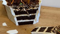 Jangan tertipu ya! Mie dalam kotak ini bukan mie sungguhan melainkan sepotong kue cokelat yang manis. Foto: Instagram @lukevinecentini