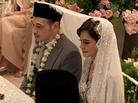 Potret Bahagia dan Haru di Pernikahan Cut Tari dan Richard Kevin