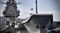 Kapal perang tersebut mulai beroperasi pada 1990. Beratnya mencapai 58.000 ton dan memiliki panjang 304,5 meter. Admiral Kuznetsov punya kapasitas kecepatan penuh 200.000 tenaga kuda dan mengembangkan kecepatan hingga 30 knot. Selain satuan tugas udara yang terdiri dari 24-26 jet tempur dan 12 helikopter, Admiral Kuznetsov dipersenjatai dengan sistem rudal anti-kapal P-700 Granit dan sistem pertahanan udara atau rudal permukaan-ke-udara 3K95 Kinzhal. Alexander NEMENOV/AFP  