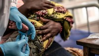 Seorang teknisi di Rumah Sakit Mbarara terlihat mengambil sampel darah dari bayi untuk tes diagnosis dini. Hal itu dilakukan untuk memulai perawatan sejak dini untuk anak-anak pengidap HIV positif.