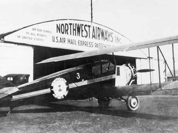 Di masa itu, pesawat terbang hanya mampu menampung 30 penumpang dan disertai mengangkut satu ton surat. Kecepatan pesawatnya hanya kisaran maksimal 193 km per jam (AP)