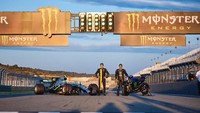 Dua legenda balap dari dunia berbeda, Valentino Rossi dan Lewis Hamilton, bertukar tunggangan. Istimewa/Dok. Monster Yamaha MotoGP.