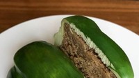 Suka memasak? Jangan sampai tertipu dengan paprika hijau ini karena ini adalah kue lho. Foto: Instagram @sideserfcakes