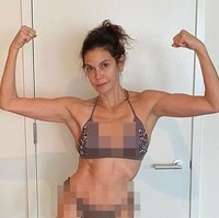 Dia memamerkan otot-ototnya di akun Instagramnya baru-baru ini. Teri mengatakan bahwa dia baru saja menyelesaikan tantangan fitnes selama delapan minggu sehingga mendapatkan tubuh yang lebih bugar. Tantangan tersebut mampu ia selesaikan bertepatan dengan ulang tahunnya ke-55.  Foto: dok. Instagram @officialterihatcher