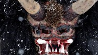 Orang-orang menggunakan topeng iblis di Desa Valasska Polanka, Ceko (Reuters).