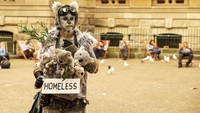 Nampak seorang demonstran menghias dirinya menjadi koala dengan membawa sebuah papan bertuliskan homeless untuk membuka mata pemerintah terkait ancaman para koala kehilangan habitat akibat kebakaran hutan yang terjadi di wilayah Australia.