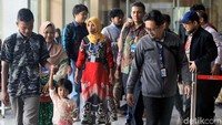 Keluarga Yusuf dan Randi tersebut mendatangi gedung KPK didampingi sejumlah aktivis HAM.