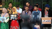 Kedatangan kedua keluarga tersebut adalah untuk beraudiensi dengan KPK dan melanjutkan semangat perjuangan kedua mahasiswa tersebut dalam melawan korupsi di Indonesia.