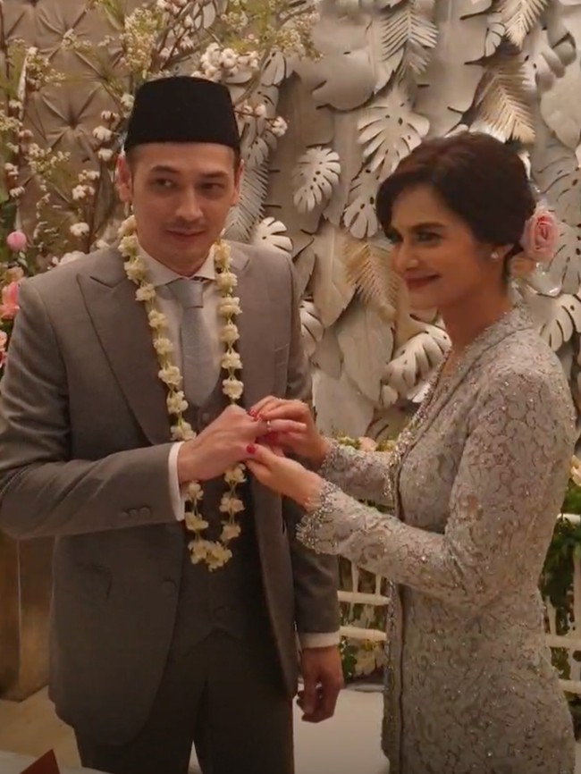 Cut Tari dan Richard Kevin melangsungkan akad nikah sederhana di kediaman kakaknyam kawasan Kemang, pada 12 Desember 2019. Dekorasi pun dibuat simpel dengan backdrop berhias bunga bertema abu-abu dan pink. Foto: Dok. Instagram