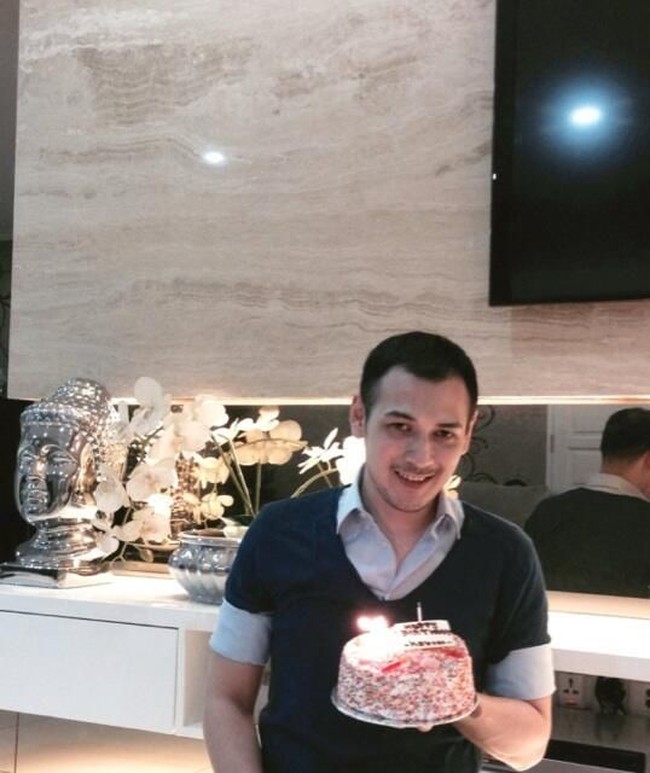 Richard Kevin yang lebih muda tiga tahun dari Cut Tari diidolakan para wanita karena paras tampannya. Berpose di ulang tahunnya yang ke-33 di foto ini, Richard kini akan menikahi Cut Tari, 17 hari menjelang hari jadinya yang ke-39. Foto: Twitter @therichardkevin
