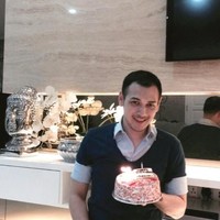 Richard Kevin yang lebih muda tiga tahun dari Cut Tari diidolakan para wanita karena paras tampannya. Berpose di ulang tahunnya yang ke-33 di foto ini, Richard kini akan menikahi Cut Tari, 17 hari menjelang hari jadinya yang ke-39. Foto: Twitter @therichardkevin