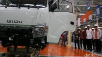 Jokowi sempat berkeliling di pabrik Isuzu Karawang Plant untuk melihat proses produksi Isuzu Traga.