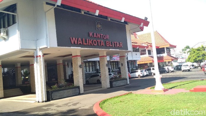 Pemkot Blitar menjatuhkan sanksi tegas bagi ASN yang menjemput sekolah atau mengajak anak ke kantor saat jam kerja. Sanksinya berupa pemotongan tunjangan penghasilan pegawai (TPP).