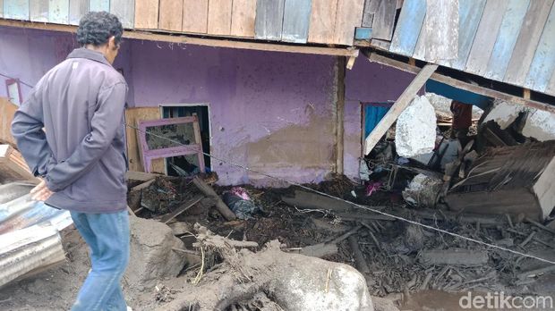 Rumah rusak akibat terjangan banjir bandang di Sigi Sulteng