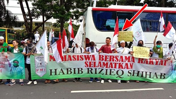 Sekelompok mahasiswa berunjuk rasa menuntut Dubes RI unuk Arab Saudi Agus M Abegebriel dicopot