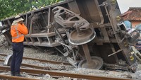 Petugas memeriksa kondisi anjloknya Kereta Api barang 2704 pengangkut semen yang melaju dari stasiun Kampung Bandan menuju stasiun Kalimas di KM 52+926 di jalur stasiun Doplang, Blora, Jawa Tengah (12/12/2019). ANTARA FOTO/Yusuf Nugroho.