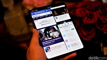 Pengguna bisa membuka tiga apkikasi sekaligus di Galaxy Fold secara bersamaan.  Foto: Adi Fida Rahman/detikINET