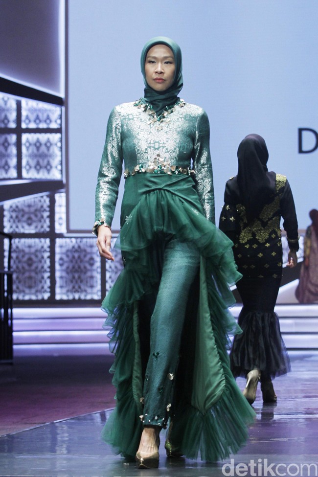 Fashion show Dian Pelangi memperagakan busana muslim dari songket Riau dengan tema Beauty In Diversity di Indonesia Sharia Economic Festival [ISEF] 2019, Jakarta Convention Center, Jakarta. Kamis [14/11/20109]. Foto: Mohammad Abduh/Wolipop