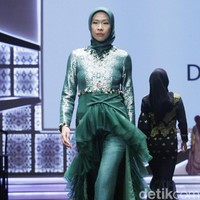 Fashion show Dian Pelangi memperagakan busana muslim dari songket Riau dengan tema Beauty In Diversity di Indonesia Sharia Economic Festival [ISEF] 2019, Jakarta Convention Center, Jakarta. Kamis [14/11/20109]. Foto: Mohammad Abduh/Wolipop