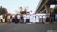 Mereka shalat ditengah-tengah aksinya dengan tuntutan menangkap Sukmawati dan Ade Armando.